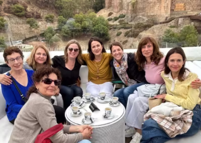 alumnas de espanol junto teatro romano